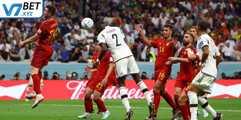 Theo dõi hiệu quả thi đấu và chiến lược của cả hai đội